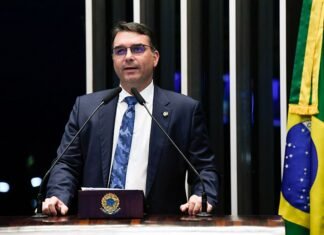 Flávio Bolsonaro condiciona saída da disputa ao retorno de Jair Bolsonaro às urnas