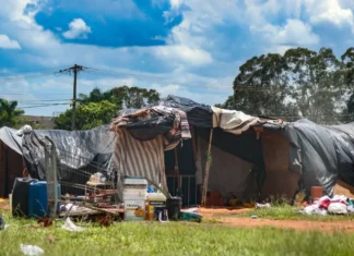 Acampamentos de rua ocupam vias do DF no fim de ano