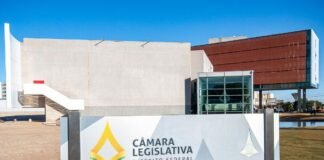 Pedidos de impeachment contra governador do DF são protocolados na CLDF