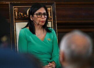 Embaixadora do Brasil participa da posse de presidente interina na Venezuela