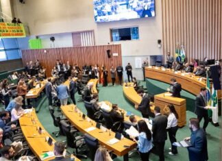 Nem Ibaneis nem Gustavo Rocha, CLDF reabre trabalhos sem nenhum representante do GDF