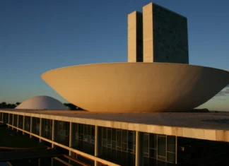 Polícia do Senado detém homem que correu nu em direção ao Congresso