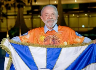 PT veta slogans e ataques em desfile em homenagem a Lula