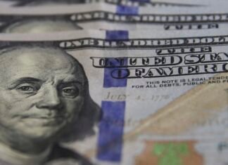 Dólar fecha em R$ 5,32, maior valor desde janeiro, com tensão no Irã