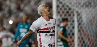 São Paulo vence Chapecoense e assume liderança isolada do Brasileiro