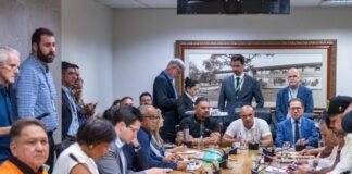 Câmara Legislativa recebe presidente do BRB para reunião com distritais