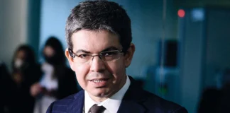 Randolfe diz que “nos curvamos”, após Alcolumbre manter quebra de sigilo de Lulinha