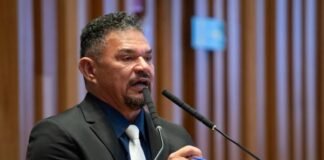 Em plenário, deputado Hermeto defende repasse de recursos à Educação no DF