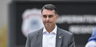 Flávio Bolsonaro vai à posse de Kast no Chile