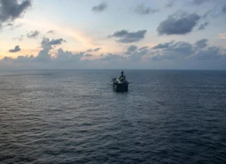 Navio americano leva 1.800 fuzileiros ao Índico
