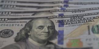 Dólar cai para R$ 5,21 em dia de correção no mercado
