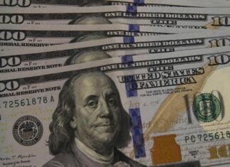 Dólar cai para R$ 5,24 em dia de correção no mercado