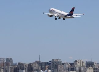 Cade investiga possível alinhamento de preços entre Latam e Gol
