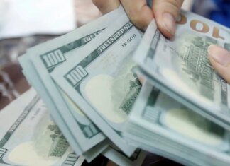 Dólar fecha abaixo de R$ 5, e bolsa cai com cautela global