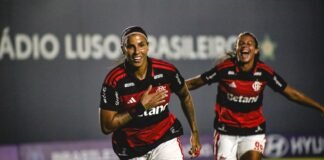 Flamengo derrota Vitória e fica perto de líderes no BR Feminino