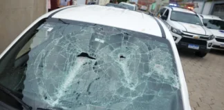 Moradores quebram carro da administração após trator derrubar casa em Sobradinho II