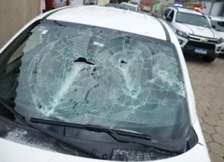 Moradores quebram carro da administração após trator derrubar casa em Sobradinho II
