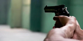 Baleado no peito homem revida e fere três na multidão no DF