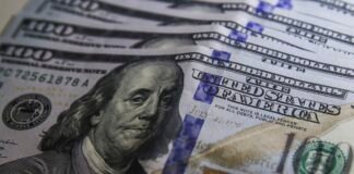 Ibovespa cai e dólar fecha estável em dia de tensão externa