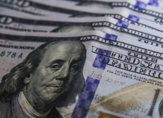 Ibovespa cai e dólar fecha estável em dia de tensão externa