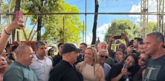 Celina e Ibaneis se abraçam após quase um mês de distanciamento