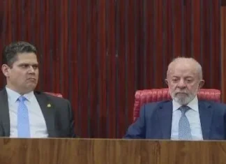 Lula e Alcolumbre sentam lado a lado sem se cumprimentar