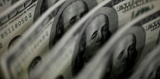 Dólar cai a R$ 4,91 e fecha no menor valor em 27 meses