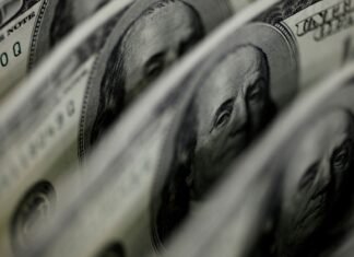 Dólar cai a R$ 4,91 e fecha no menor valor em 27 meses