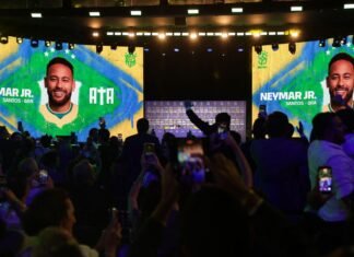 Neymar não treina em apresentação e preocupa a duas semanas da Copa