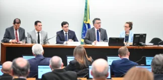 Pedido de vista adia votação da PEC da 6×1 na Câmara