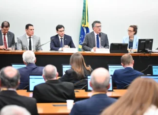 Pedido de vista adia votação da PEC da 6×1 na Câmara