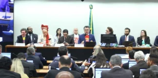 Comissão aprova fim da escala 6×1; texto vai ao plenário