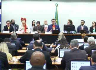 Comissão aprova fim da escala 6×1; texto vai ao plenário