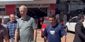 Sandro Bilks e Arruda caminham por Samambaia