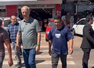 Sandro Bilks e Arruda caminham por Samambaia
