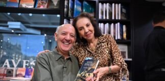 Abadia prestigia lançamento de livro de Arruda