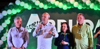 Arruda demonstra sua capacidade de mobilização política em encontro com ex-gestores e aliados