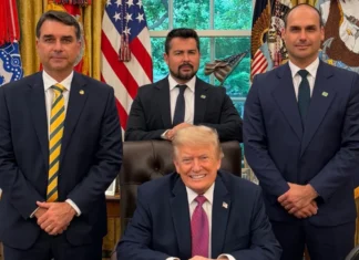 Eduardo Bolsonaro rebate acusação de que foto com Trump é IA