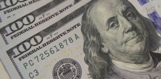 Dólar sobe a R$ 5,06, e bolsa cai com tensão global e ruído político