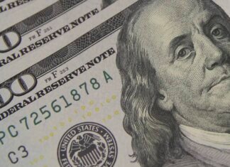Dólar sobe a R$ 5,06, e bolsa cai com tensão global e ruído político