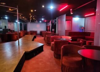 Boate striptease no SHS fica alagada em Brasília