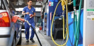 Vendas no comércio recuam 1,5% em abril, impactadas por combustíveis