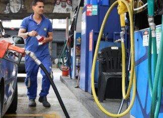 Vendas no comércio recuam 1,5% em abril, impactadas por combustíveis