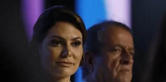 Michelle ameaça deixar o PL, mas é convencida por Damares e Celina a permanecer na sigla