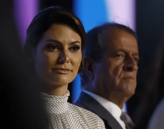 Michelle ameaça deixar o PL, mas é convencida por Damares e Celina a permanecer na sigla