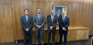 PCDF entrega carteira funcional de magistrado a Presidente do TJDFT