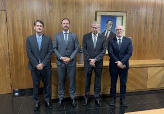 PCDF entrega carteira funcional de magistrado a Presidente do TJDFT