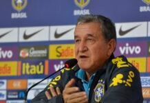 Técnico do tetra, Parreira apresenta melhora, mas permanece na UTI