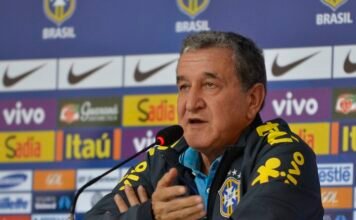 Técnico do tetra, Parreira apresenta melhora, mas permanece na UTI
