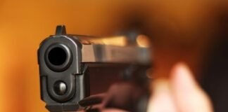 Pistola carregada e sem registro: 29ª DP prende homem armado em mercado do Riacho Fundo II